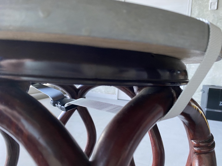 ベルトで留めた天板