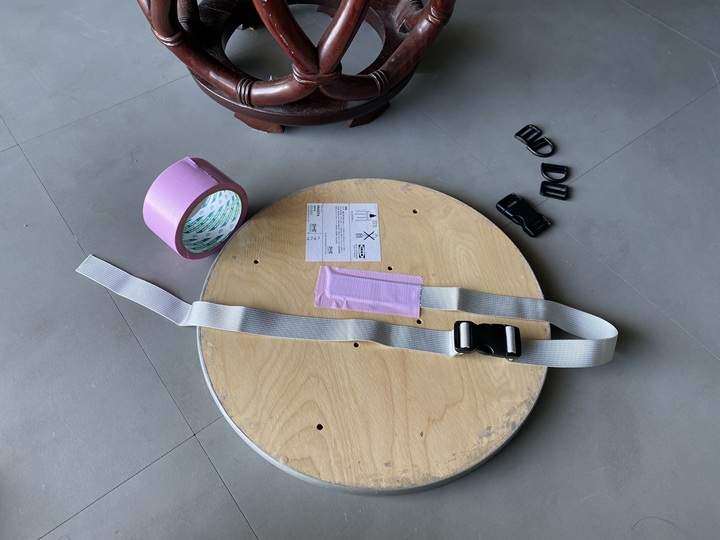 天板にベルト留める