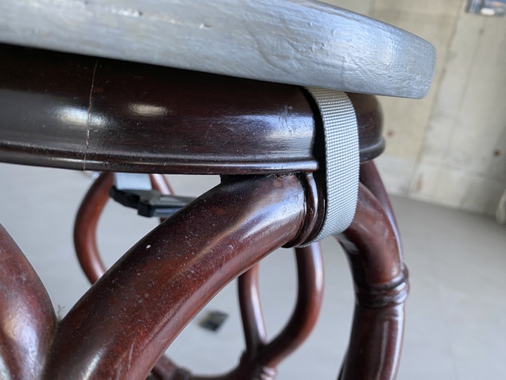 ベルトで留めた天板