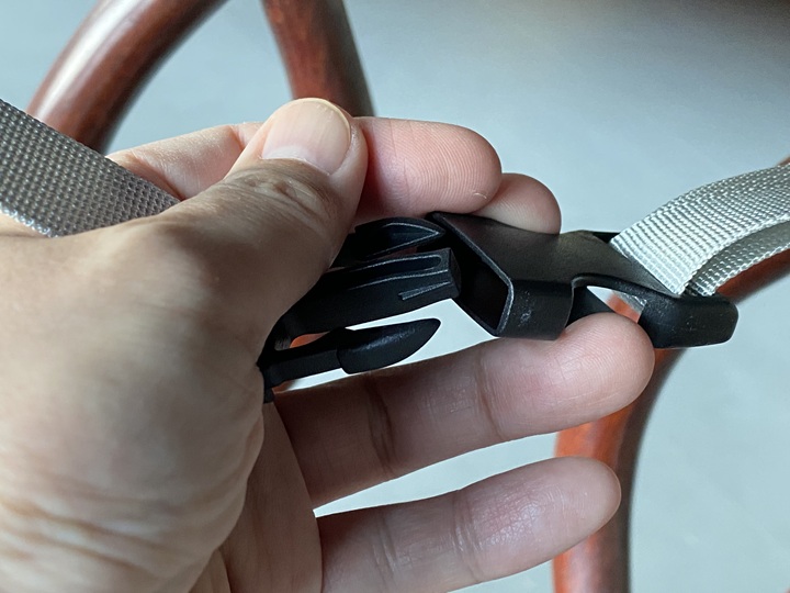 ベルトを留める