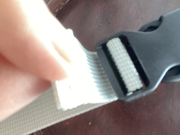 ベルトを締める