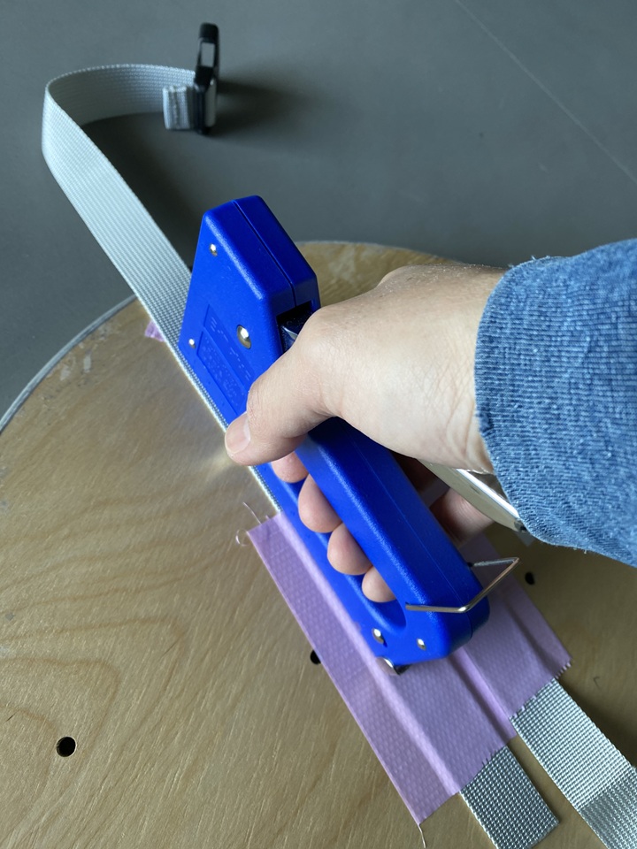 タッカーでベルトを天板に固定