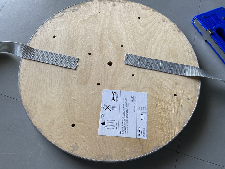 天板に留めたベルト