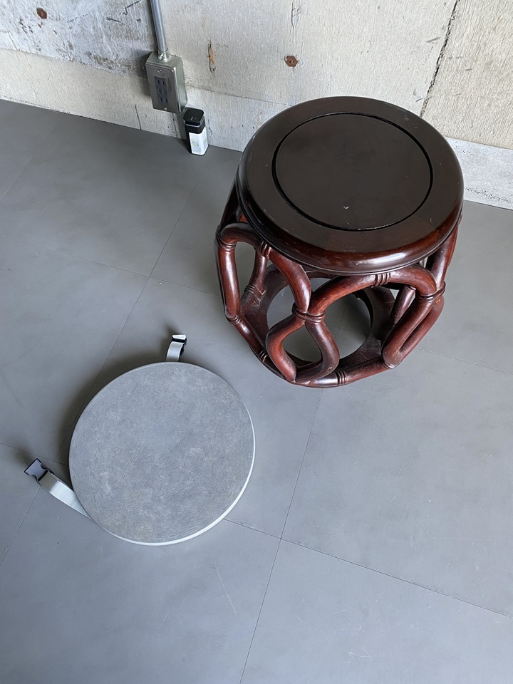 天板をはずしたスツール