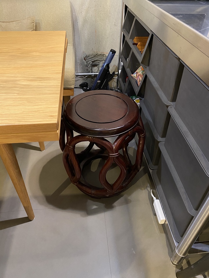 食卓でスツールを使う