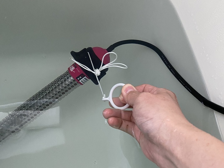 沸かし太郎を湯船から引き上げる