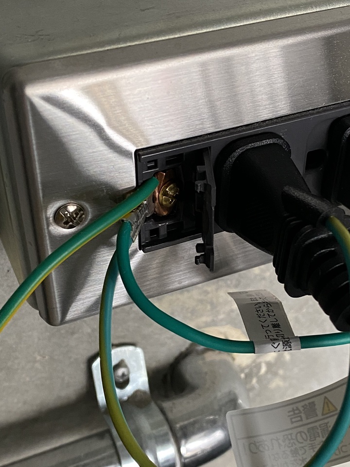 アース線をつないだコンセント