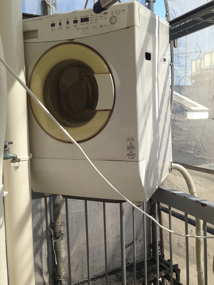 手すりの上の洗濯機