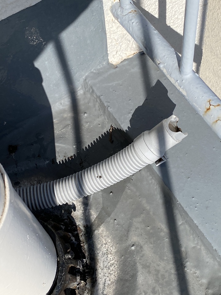 ベランダの外を向くホース