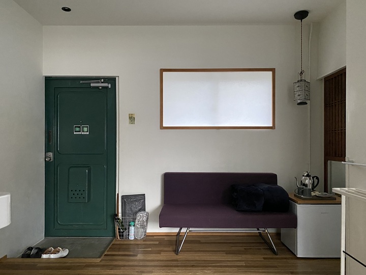 玄関横のソファ