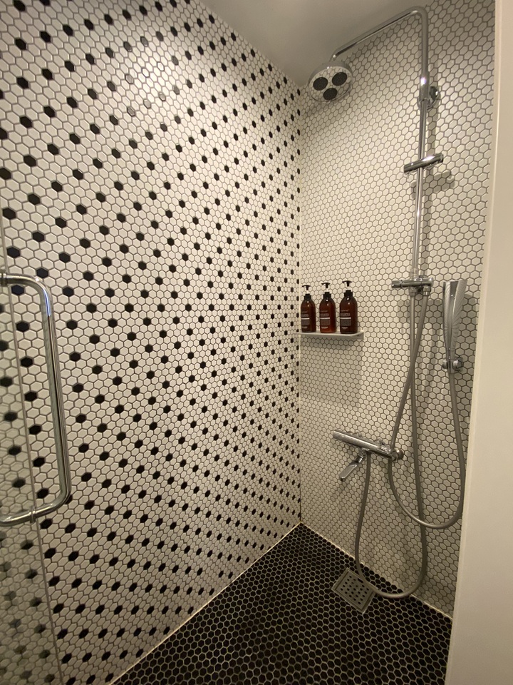 タイル張りのシャワールーム