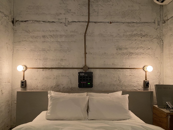 夜のベッドルーム