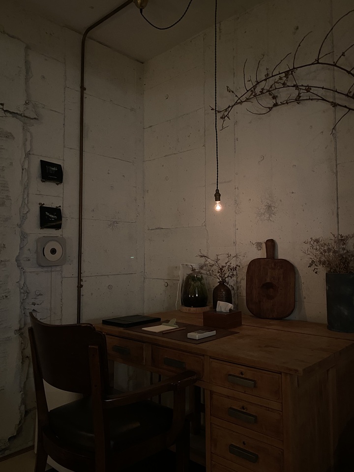 光量を絞った電球