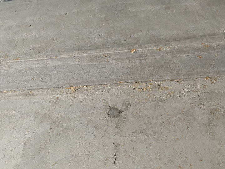 壁紙をはがした壁