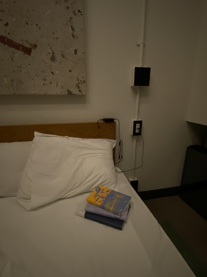 暗いベッドサイド