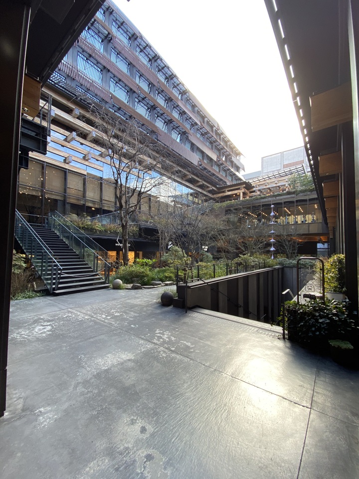 「エースホテル」中庭