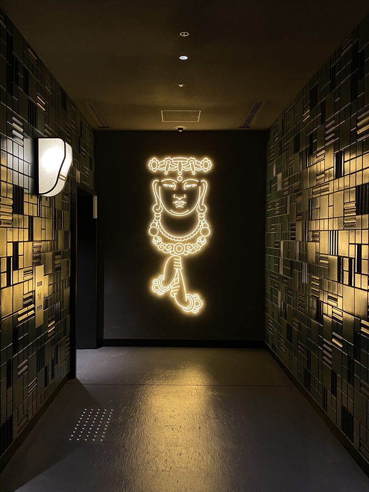 エレベーターホールのネオン
