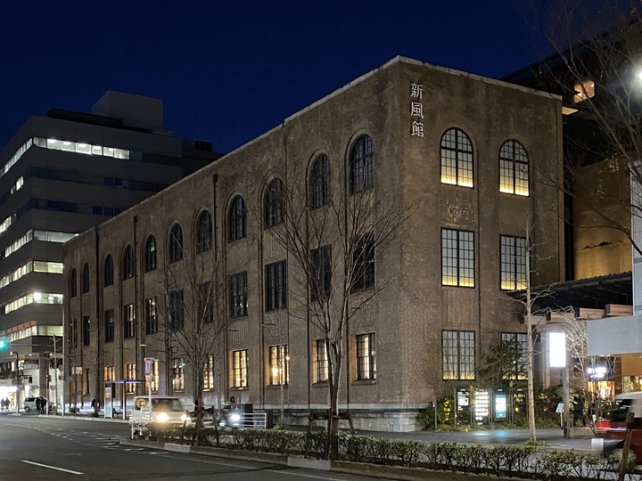 エースホテルの夜の外観