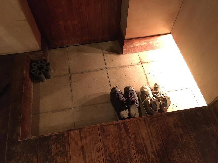 「スミレアオイハウス」玄関土間の間接照明