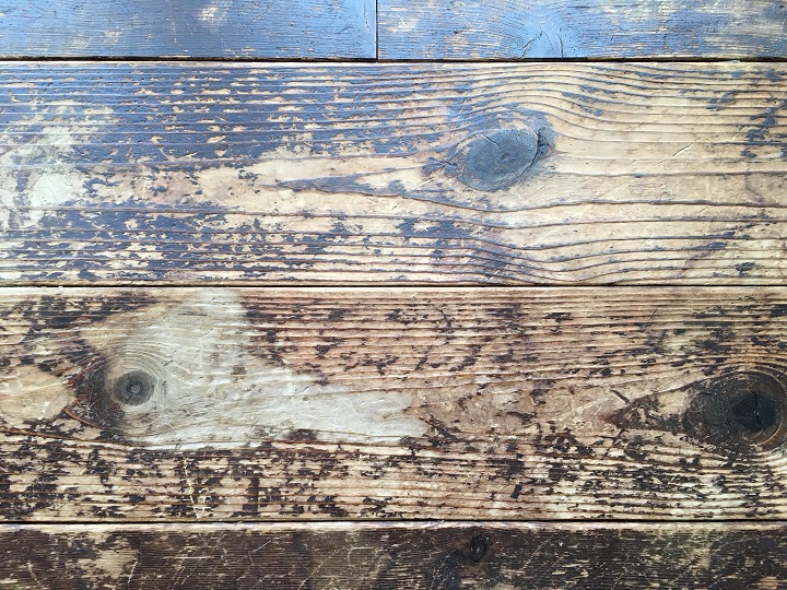 経年変化したパイン材の床