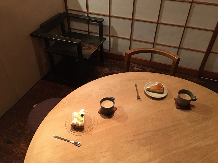 丸テーブルとケーキとお茶