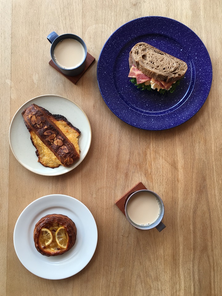テーブルにパンとコーヒーをならべて