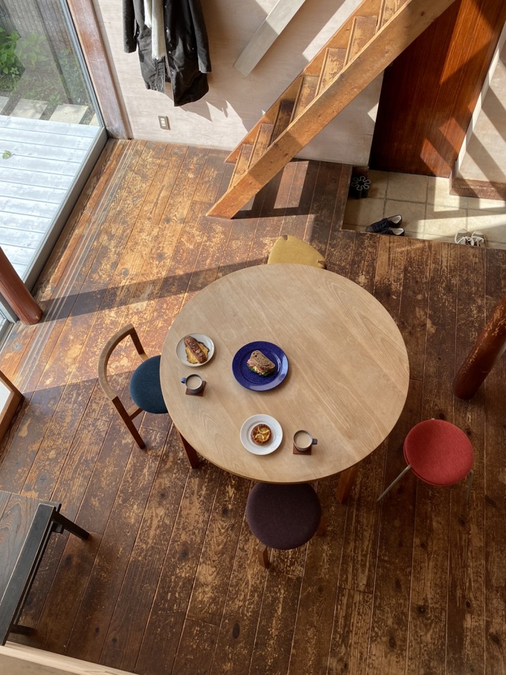 「スミレアオイハウス」のリビング