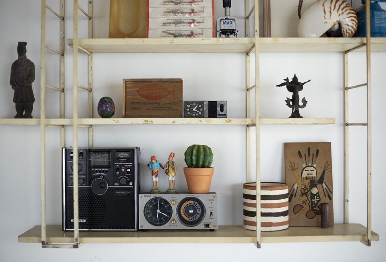 飾り棚と雑貨の数々