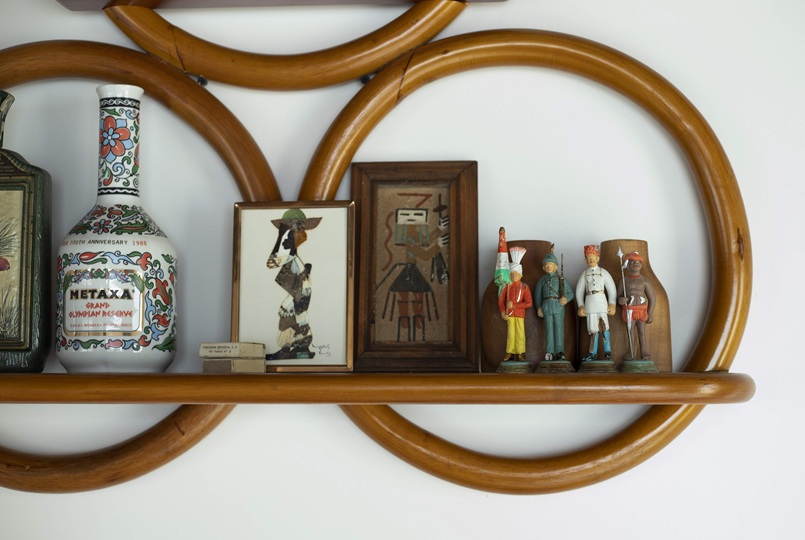 飾り棚と雑貨の数々