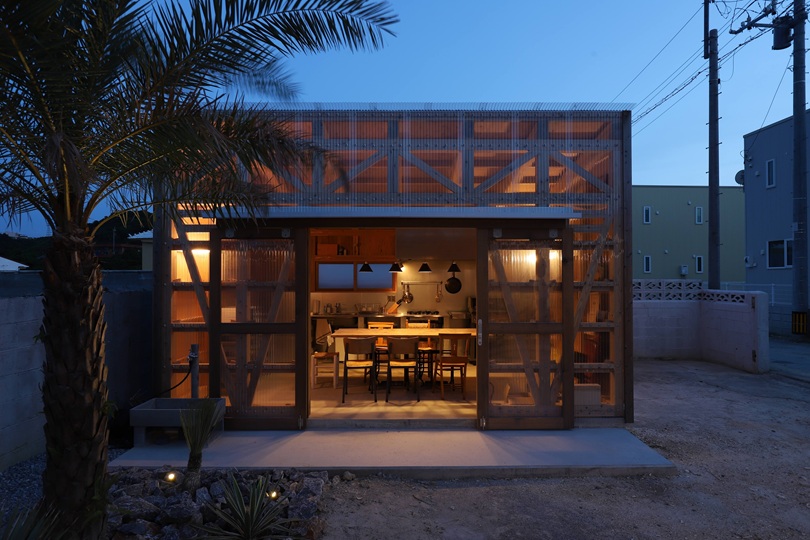 夜のダイニングキッチン棟