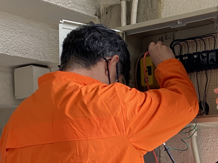 電気屋さんによる復旧工事