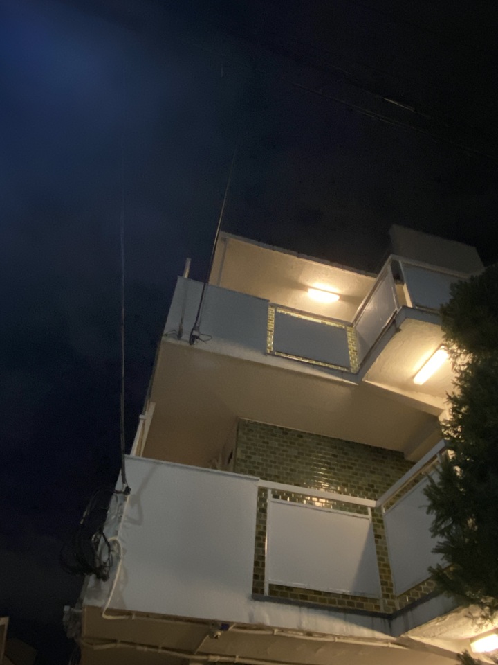 共用灯の点いたマンション