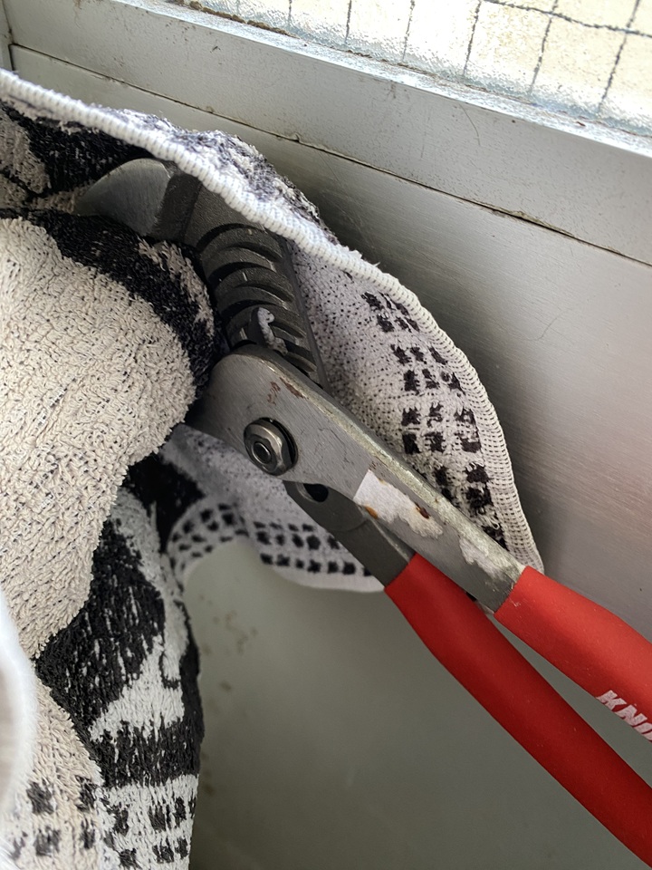 プライヤーでドアノブを外す