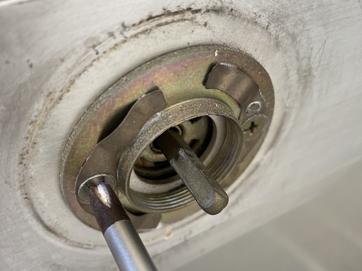 台座のビスを外す