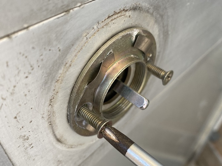 ビスが入らない