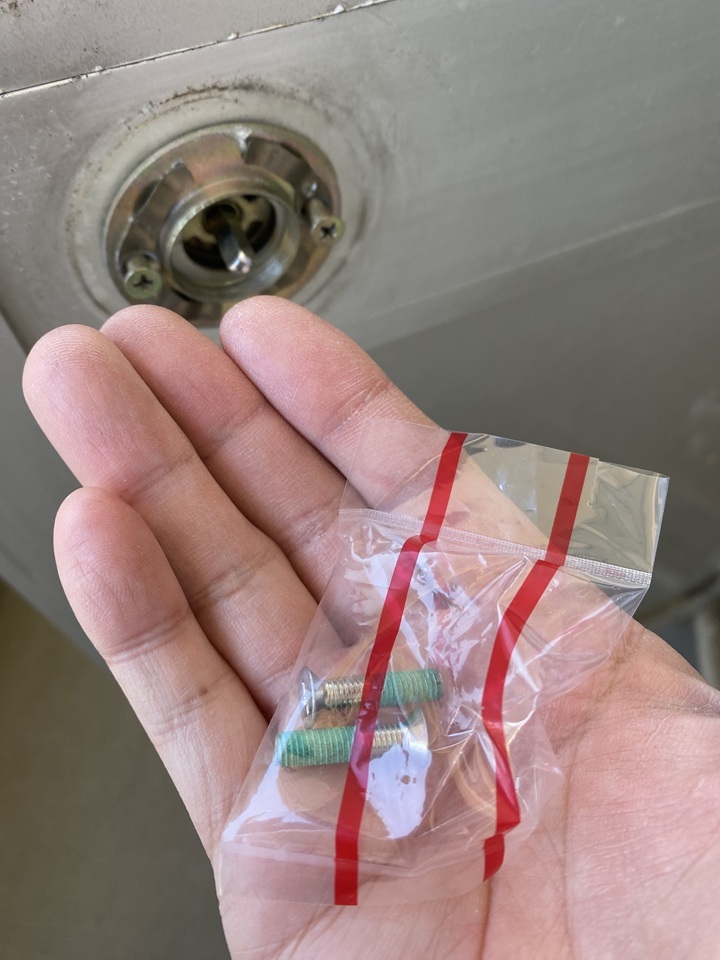 付属の新しいビス