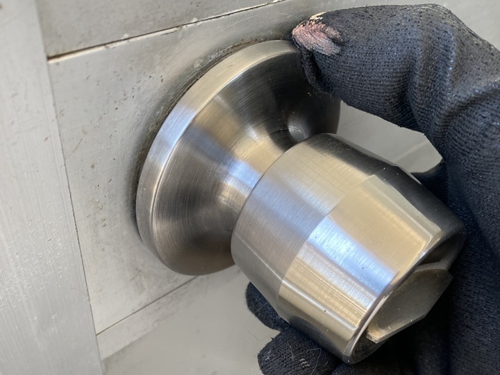 室内側のドアノブを付け直す