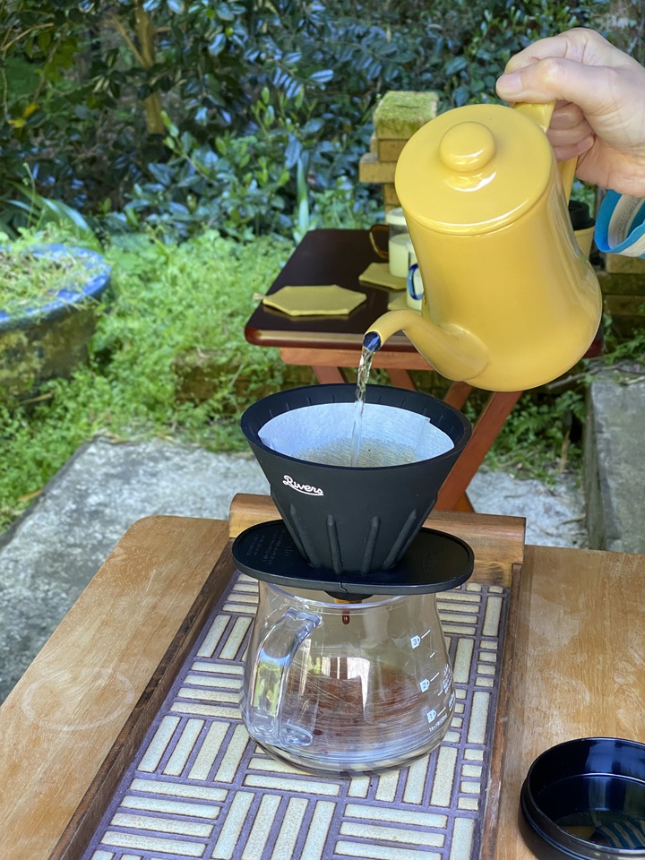 屋外でテーブルを使う