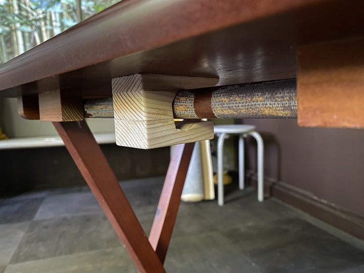 天板に取り付けたコの字型のパーツ