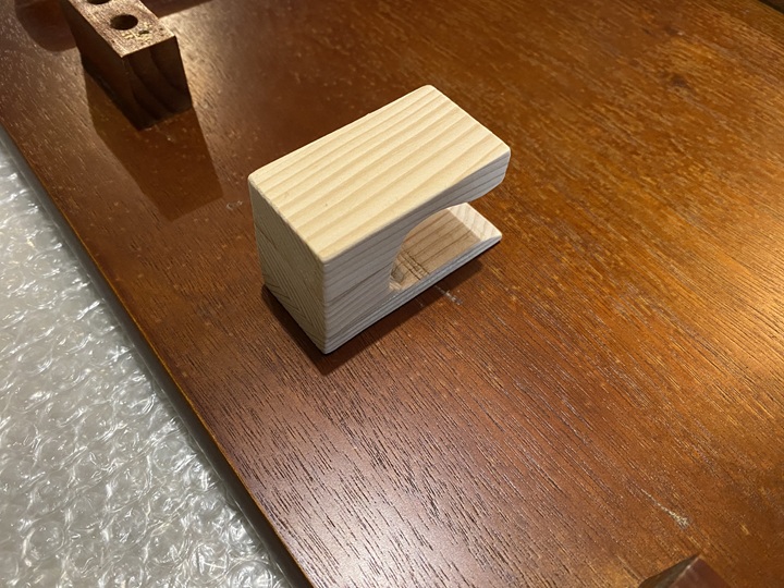 塗装前のコの字型のパーツ