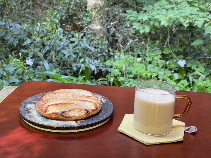 屋外でテーブルを使う