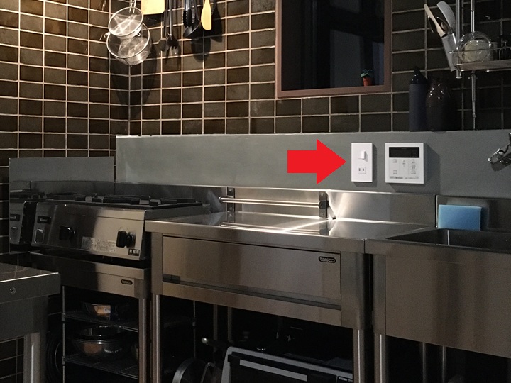 山小屋のキッチンのコンセント