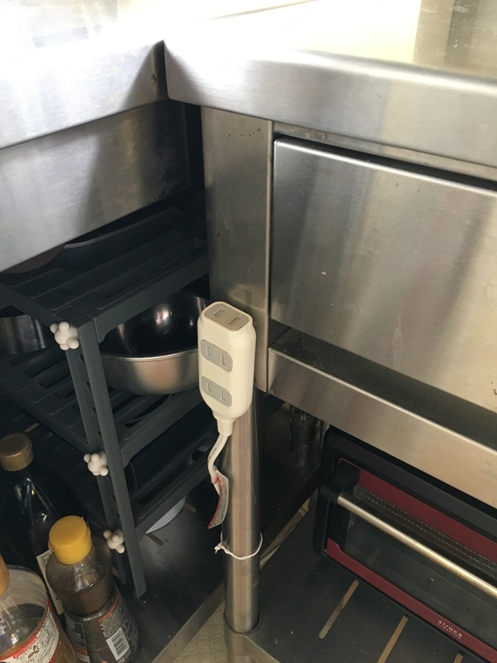 キッチンに設置した電源タップ
