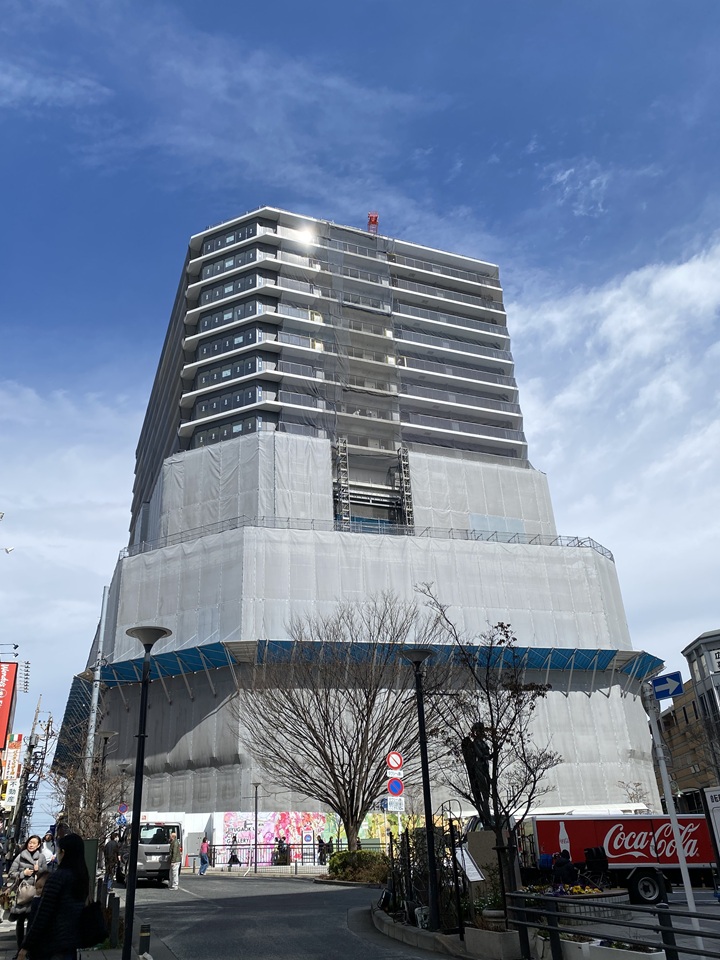 駅前の建設中のビル