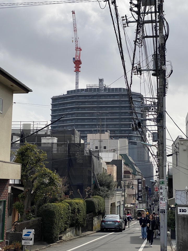 自由が丘駅前のビル遠景