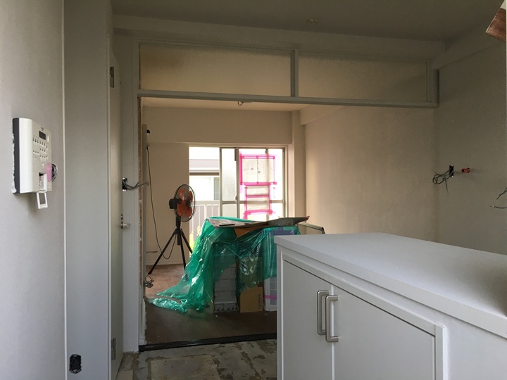 ペンキ塗装中の室内