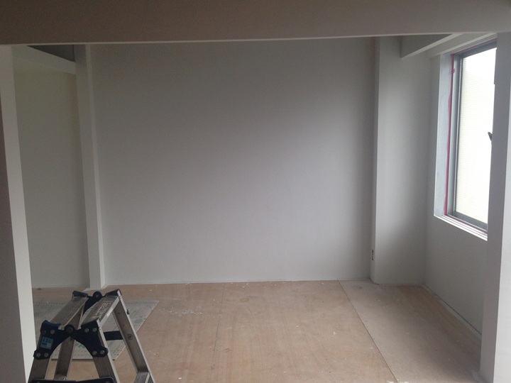 ペンキ塗装中の室内