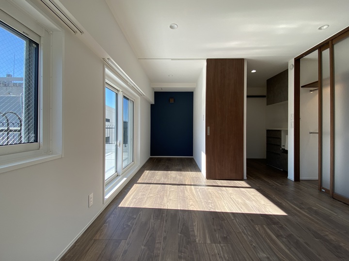 リビングからベッドを望む