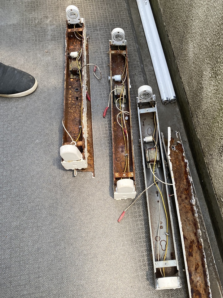 サビた照明器具