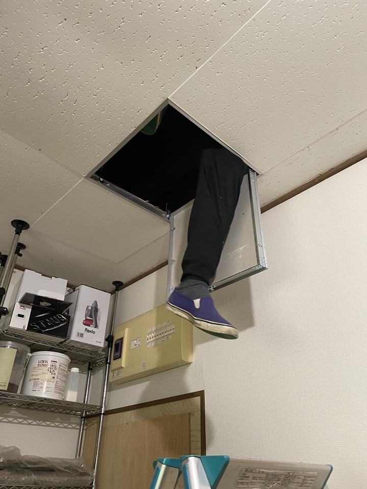 天井裏に入る